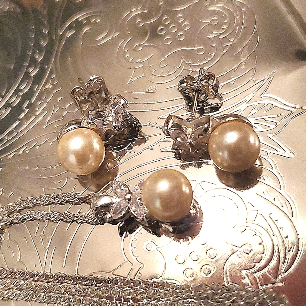 NWOT AVON SET Silver Toned Pearl and Rhinestone necklace with matching earrings.
